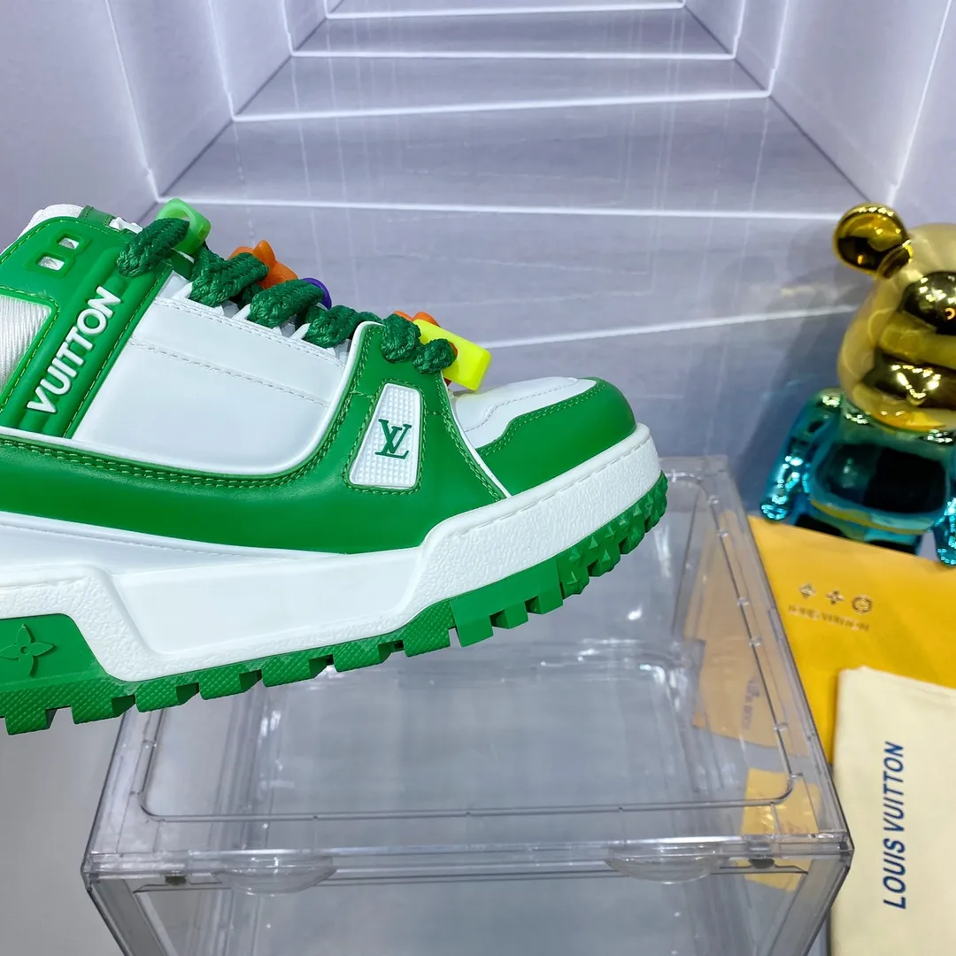 👟👟Ex-factory price 840 𝙇𝙑 𝟐𝟎𝟐4/𝐒𝐒 𝐧𝐞𝐰 Louis Vuitton catwalk skateboard shoes are popular, LOUIS VUITTON Trainer is undoubtedly one of the most successful Sneakers launched by luxury brands, but the pace of exploration will not stop. LOUISVUITTON will also bring a new series of skateboard shoes in the spring of 2023. The new series in the picture returns to the 90s Chunky Skate Shoes bread shoes, with leather and mesh uppers. The fat silhouette and thick shoelaces are very eye-catching. It is expected to have quite a few colors like the Trainer. Judging from the previous DIOR show skate shoes, this chunky style may be even stronger next year. Size: Female 35-40 Male 39-46